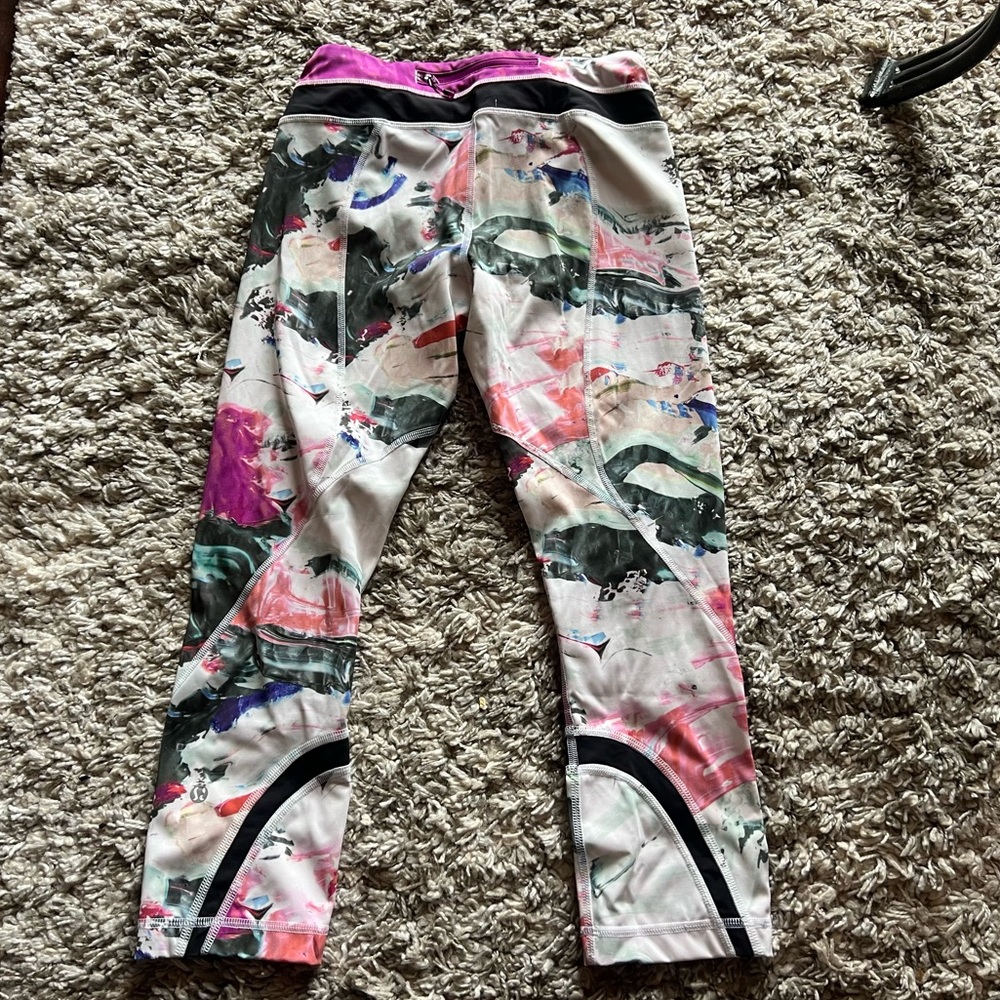 Lululemon leggings size 6!🤍